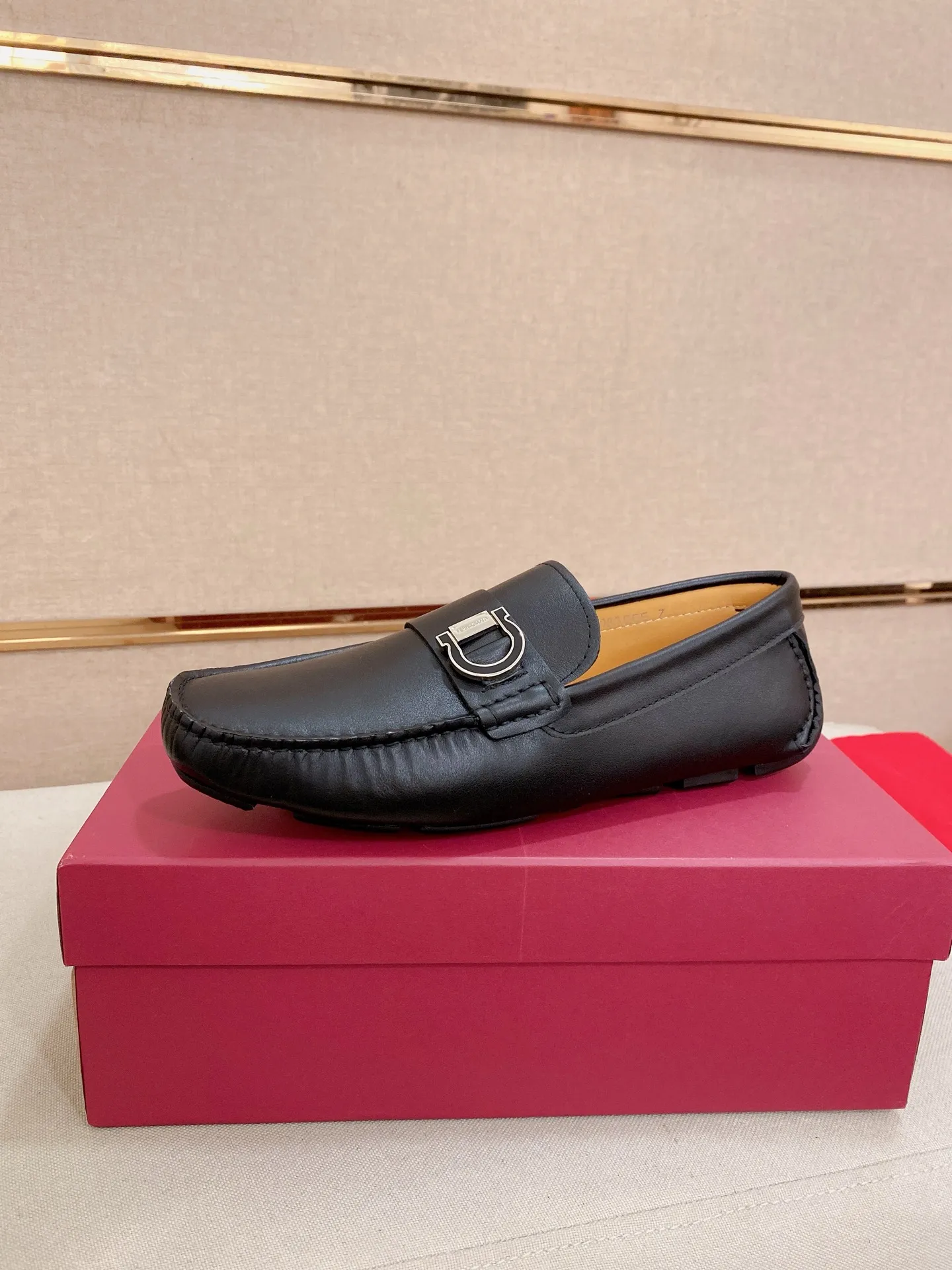 Men's shoes💰: 540💰High-end quality! Ferragamo🆕🆕Exclusive hot-selling products in stock🔥🔥New products on the shelves, high-quality Ferragamo men's pea shoes, high-end casual driving shoes, with complete packaging! 💪 💪 Material: imported first-layer pebbled cowhide 🐂 + imported high-quality water-dyed cowhide lining + wear-resistant outsole 👍🏻👍🏻 Features: high-end and comfortable, purely handmade 🚀 🚀 Create the perfect shoe that suits you best 🔥 🔥 Size: (38-44) 45 standard size can be customized!